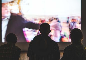 5 Tips Belajar Bahasa Inggris Melalui Film, Salah Satunya Mengulangi Percakapan Favorit