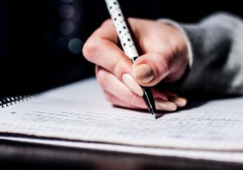 Menemukan Kalimat Saran pada Teks 'Di Kantor Kelurahan', Materi Kelas 3 SD Tema 4