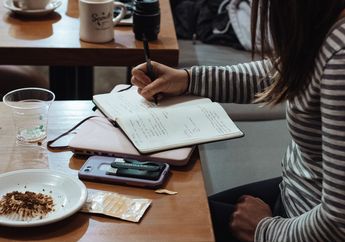 Jawab Soal Materi Bahasa Inggris Kelas XI, Accepting and Refusing Suggestions No. 1-2