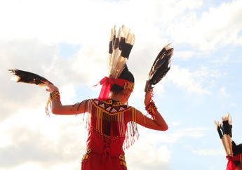 Tarian Khas Suku Dayak Kalimantan Barat: Tari Monong