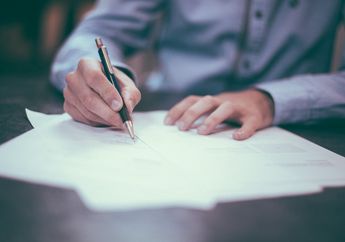 Jawab Soal Bahasa Inggris Kelas XI, Making a Suggestion and an Offer, Assessment B