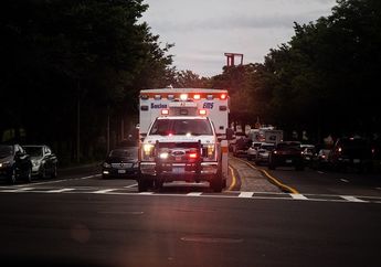 Mengapa Kata ‘Ambulance’ pada Mobil Ambulans Ditulis Terbalik?