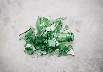 Pernah Melihat Pecahan Kaca, Mengapa Kaca Mudah Sekali Pecah?
