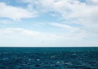 Benarkah Air Laut Menyerap Cahaya?