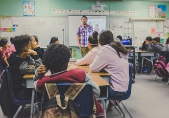 Jawab Soal Materi Bahasa Inggris Kelas X, Mid-Term Test No. 16-17