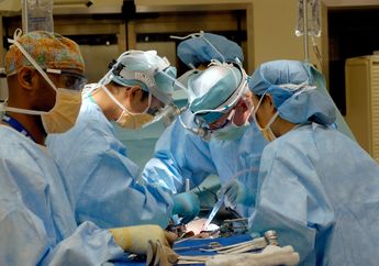 Benarkah Warna Hijau dan Biru pada Baju Operasi Dokter Berperan Penting?