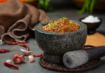 6 Cara Membersihkan Cobek Batu dari Sisa Bumbu dan Sambal, Jangan Asal Pakai Sabun