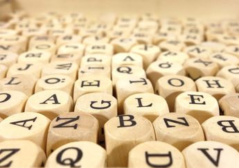 Mengenal Blended Words Frenemy, Chillax, Emoticon, dan Penggunaannya