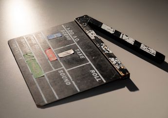 Apa Fungsi Clapperboard yang Sering Digunakan dalam Pembuatan Film?