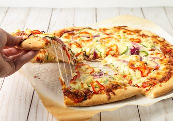 Bagaimana Cara Memakan Pizza agar Toppingnya Tidak Jatuh?