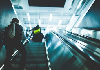Mengapa Pegangan Eskalator Berjalan Lebih Cepat dari Anak Tangganya?