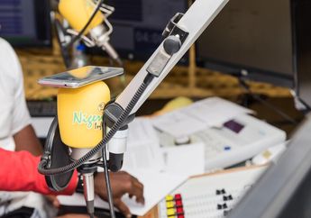 Profesi Penyiar: Peran, Tanggung Jawab, dan Jenjang Kariernya
