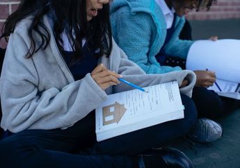 Contoh Soal UTBK Bahasa Inggris, Mencari Gagasan yang Tidak Tepat
