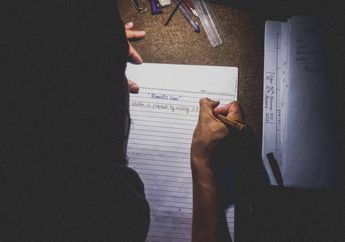 Pengertian Reduced Adjective Clause beserta Contoh Kalimatnya
