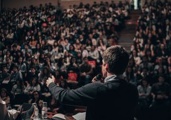 6 Cara Melakukan Public Speaking yang Baik, Salah Satunya Siapkan Materi