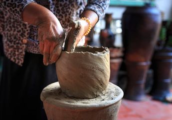 Memahami Hubungan Gaya dan Gerak pada Peristiwa Pembuatan Gerabah