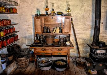 Jawab Soal Bahasa Inggris Kelas IX Chapter 10, Antique Cupboard