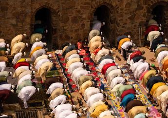 Contoh Paragraf Menceritakan Pengalaman Salat Tarawih dalam Bahasa Inggris