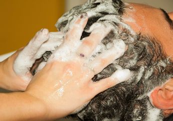 Benarkah Sering Mengganti Sampo dapat Menyebabkan Rambut Rontok?