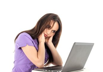 Mengapa Terlalu Lama Menatap Layar Laptop Membuat Pusing dan Mual?