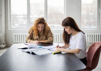 Contoh Phrasal Verbs Menggunakan Kata 'Break' beserta Arti dan Contohnya