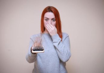 Benarkah Terlalu Banyak Pikiran dapat Menyebabkan Rambut Rontok?