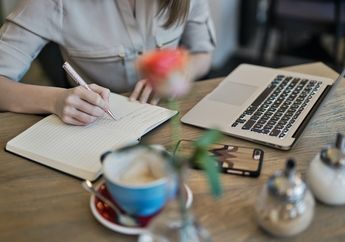 Kumpulan Soal Pilihan Ganda Materi Grammar Future Continuous Tense
