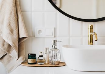 4 Benda Ini Ternyata Tak Boleh Disimpan dalam Kamar Mandi, Salah Satunya Handuk