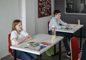 Cari Jawaban Materi Kelas 6 SD/MI Tema Bumiku, Mengapa Permukaan Bulan yang Tampak dari Bumi Selalu Sama?