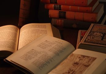 Sejarah Perkembangan Buku dari Masa Papirus Digulung hingga Buku Elektronik