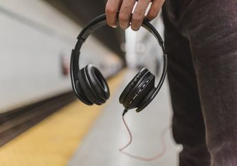 Bahaya Sering Menggunakan Headset atau Headphone bagi Kesehatan