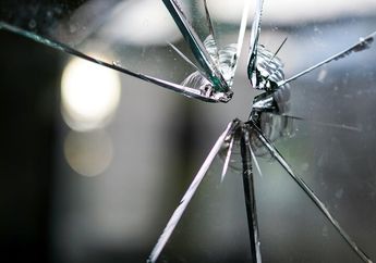 Makna Idiom 'Broken Glass' dan Contoh Kalimat dalam Bahasa Inggris