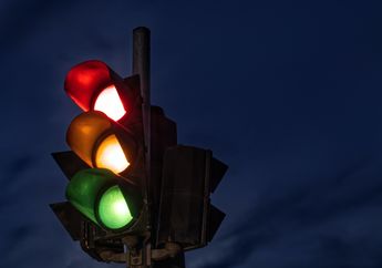 Mengapa Lampu Lalu Lintas yang Menandakan Berhenti Berwarna Merah?