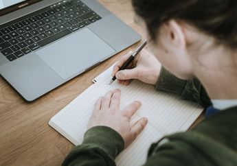 Jawab Soal Fill The Blank Bahasa Inggris Materi 'Verb', Kelas VII