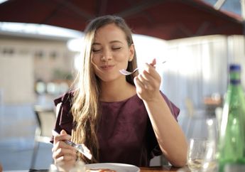 7 Verb atau Kata Kerja Bahasa Inggris yang Berhubungan dengan Makan