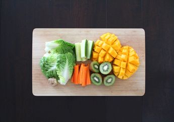 Bukan Pakai Sabun Cuci Piring, Ini 4 Cara Tepat Mencuci Buah dan Sayur