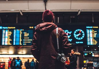 Mengapa Papan Pengumuman di Bandara Memiliki Warna Tulisan Berbeda?