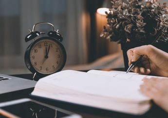 Contoh Teks Mendeskripsikan Orang dalam Bahasa Inggris Beserta Terjemahan