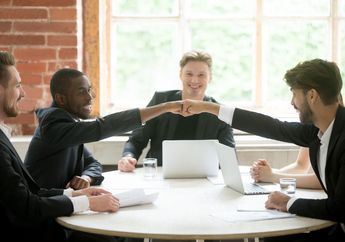 Contoh Percakapan Memperkenalkan Orang Lain dalam Bahasa Inggris