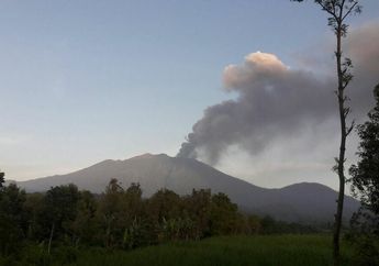 Di Mana Lokasi Gunung Raung yang Baru Saja Meletus?