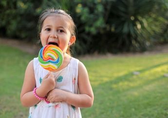 Mengapa Gagang Permen Lolipop Berlubang?