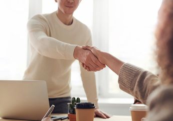 Contoh Percakapan Mengucapkan Selamat Kepada Teman dalam Bahasa Inggris