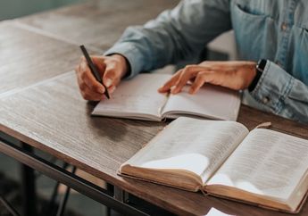 Jawab Soal Bahasa Inggris Kelas X Chapter 7, Grammar Review Task 2