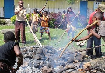 7 Tradisi Natal di Berbagai Daerah di Indonesia, Ada Bakar Batu hingga Meriam Bambu