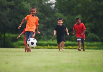 Cari Jawaban Materi Tematik Kelas 3 SD, Apa Perbedaan Menendang dan Menggiring Bola dalam Sepak Bola?