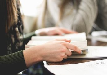 Jawab Soal Bahasa Inggris Kurikulum Merdeka Kelas XI Unit 5, Grammar Focus Activity 4