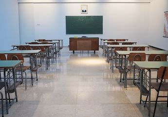 Jawab Soal Bahasa Inggris Kelas VII Chapter 4, Things in Classroom