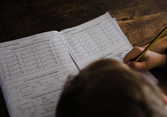 Contoh Paragraf dalam Bahasa Inggris Menceritakan Mata Pelajaran Favorit