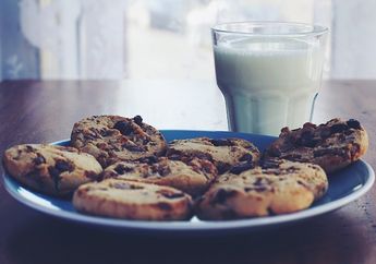 Cara Membuat Cookies Choco Chip untuk Stok Camilan di Rumah