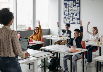 Jawab Soal Bahasa Inggris Kelas VIII Chapter 1, Say to Get Others’ Attention